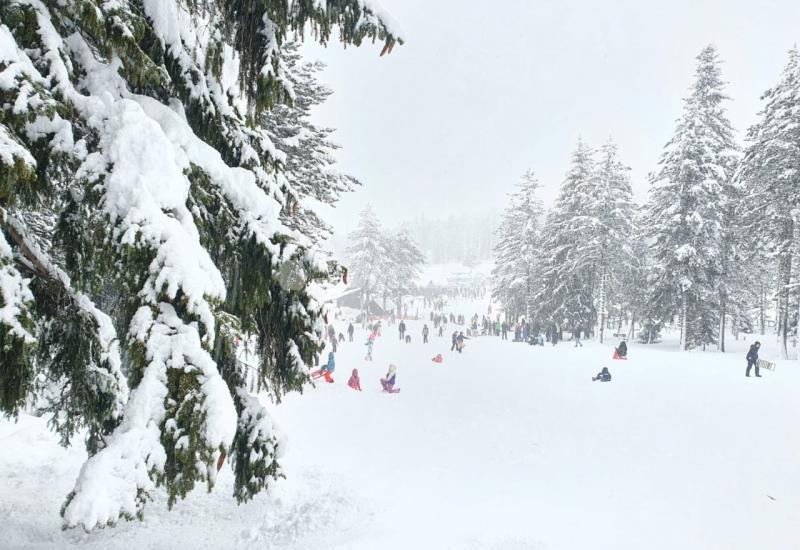 Zimske radosti: Snijeg 'trpa' na Blidinju i Kupresu